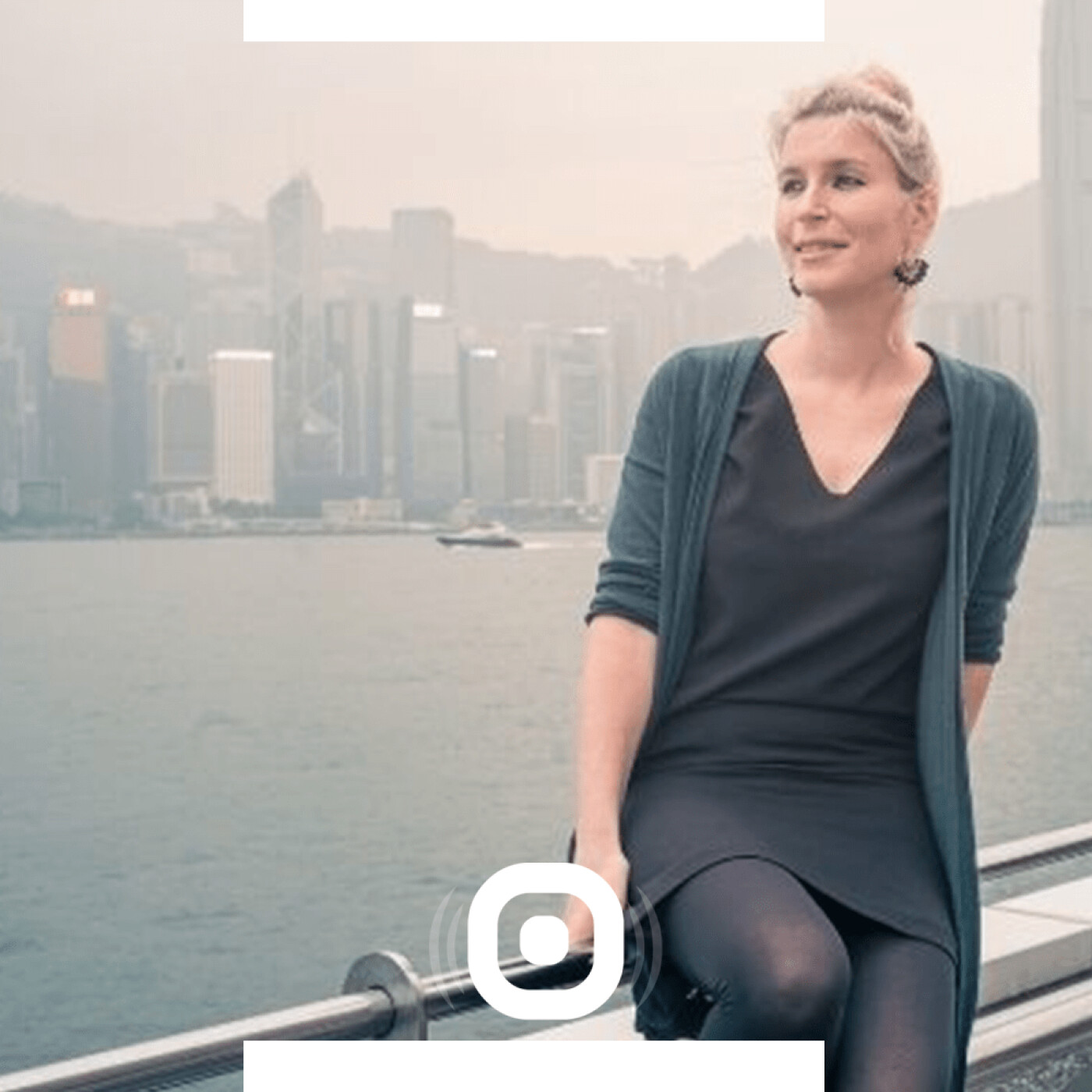 1438 - Karine vit a Hong Kong et parle de son premier roman Oublier Gabriel - 31 03 2022 - StereoChic Radio-Expat