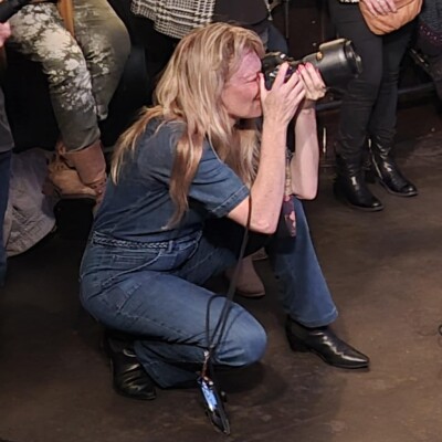 SARAH CROSS  Photographe - Interview lors de son EXPOSITION au CABOULOT de Nantes - 2024 cover