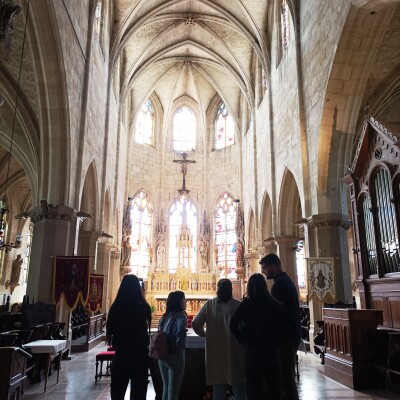 Lola et Maelya interviewent Pierre Durand sur leur église de la Madeleine cover