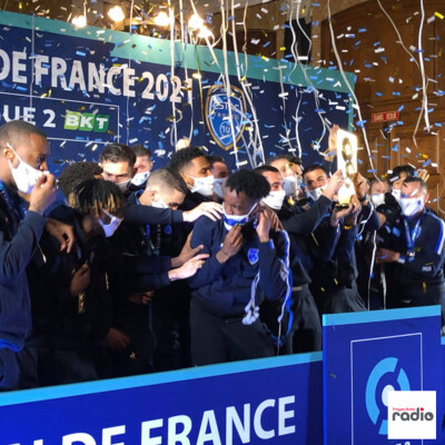 REPORTAGE - Remise du trophée de Ligue 2 BKT à l'ESTAC cover