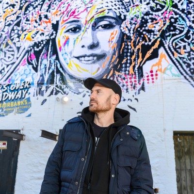 Jo Di Bona, artiste grapheur international, qui a peint la façade Rue de Verneuil - 15 10 2021 - StereoChic Radio cover