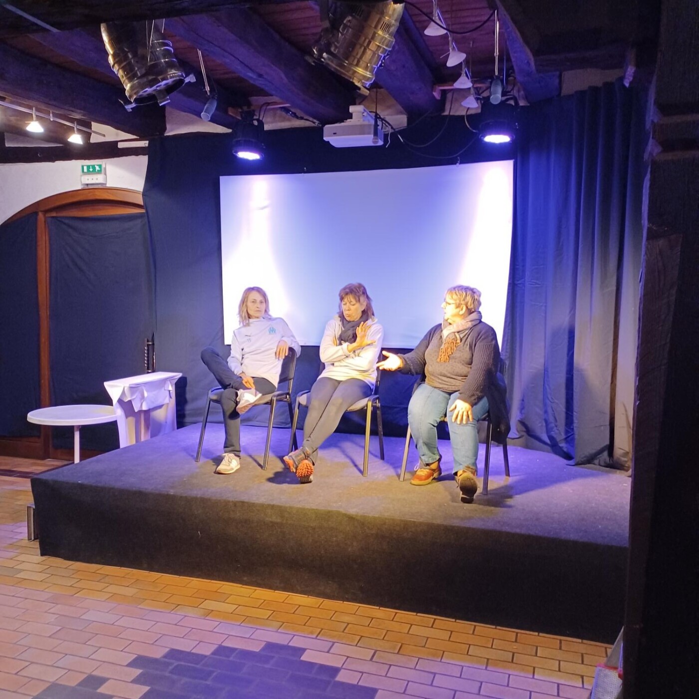 Albé : Des soirées théâtrales conviviales dans une atmosphère intimiste avec Les Caf’ Thés episode artwork
