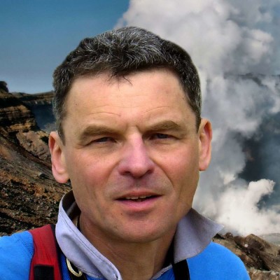 S03E32 Les Volcans 1/4 : Dessine-moi un volcan ! Jacques-Marie Bardintzeff (volcanologue) cover