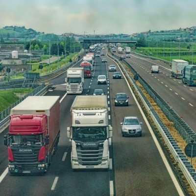 Cohabitation entre voitures et poids lourds cover