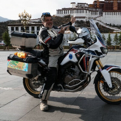 En selle pour l'expédition France Japon à moto cover