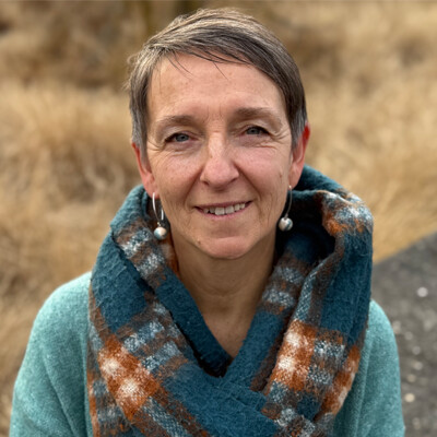 VIP - Sabine Picard : Une artiste peintre traversée par le souffle divin cover