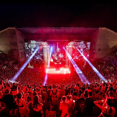 LE POSITIV ELECTRONIC FESTIVAL S’INSTALLE AU THÉÂTRE ANTIQUE D’ORANGE ET DÉGAINE UN LINE-UP XXL cover