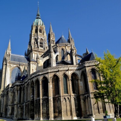 Visite guidée dans une ville chargée d'Histoire : Bayeux ! cover