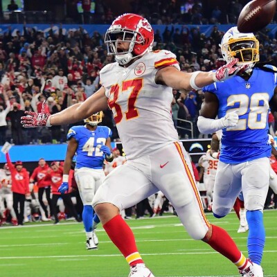 NFL: Vitória dos Chiefs no TNF, Dolphins no Brasil e quais Bowls assistir (USA Na Rede #331) cover