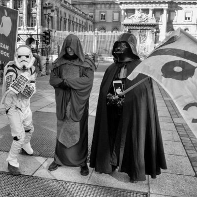 SUR LES PLACES - Apple joue les victimes, interview avec Aurélie Trouvé, porte-parole d'ATTAC cover