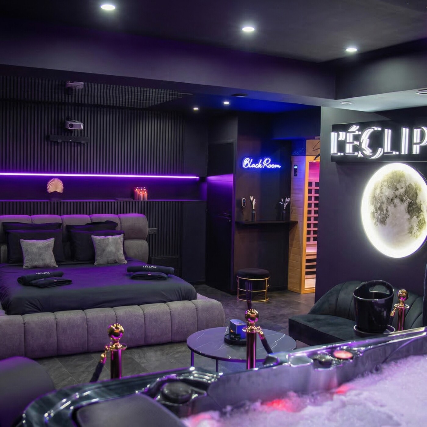 Sa Black Room Airbnb génère 5 000 € /mois - L'Eclipse, suite privée de luxe