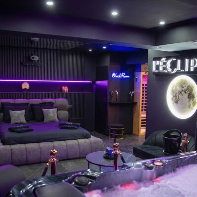 Sa Black Room Airbnb génère 5 000 € /mois - L'Eclipse, suite privée de luxe cover