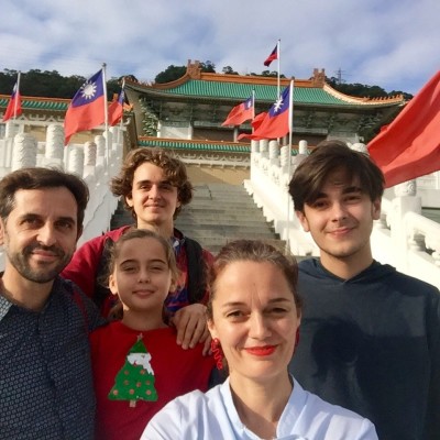 S01E28 - A, M & A - Quand retourner dans son pays natal peut être qualifié d’expatriation... cover