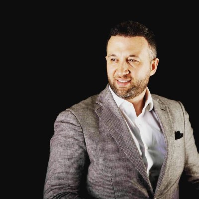 RDV des artistes برنامج "موعد الفنانين" يستضيف النجم اللبناني رياض العمر cover