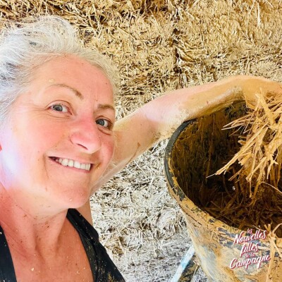 Rediff// Vivre en Earthship : une vie écolo et autonome en Dordogne avec Sabrina cover
