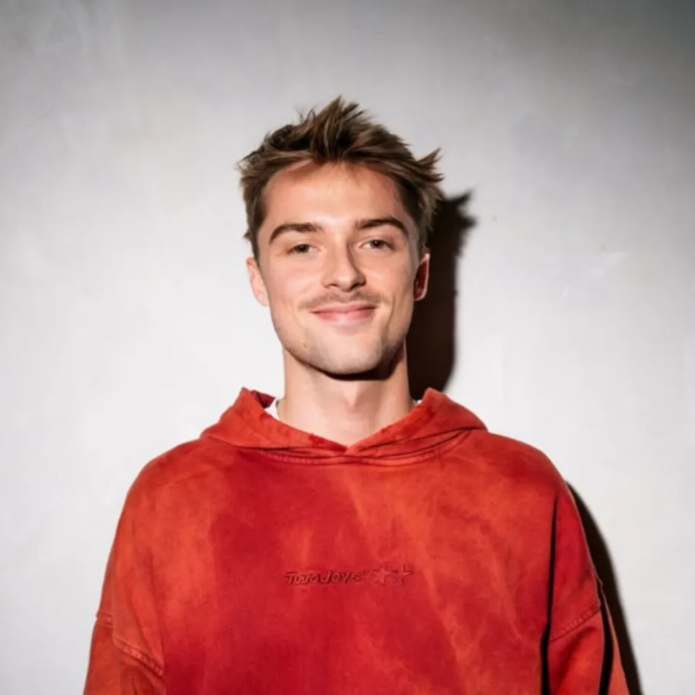 DEUX ANS PLUS TARD, MAX LAULOM RETOURNE À KIEV POUR UN DEUXIÈME REPORTAGE episode artwork