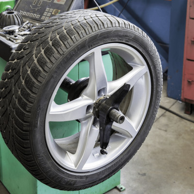 Michelin développe un pneu... sans air ! cover