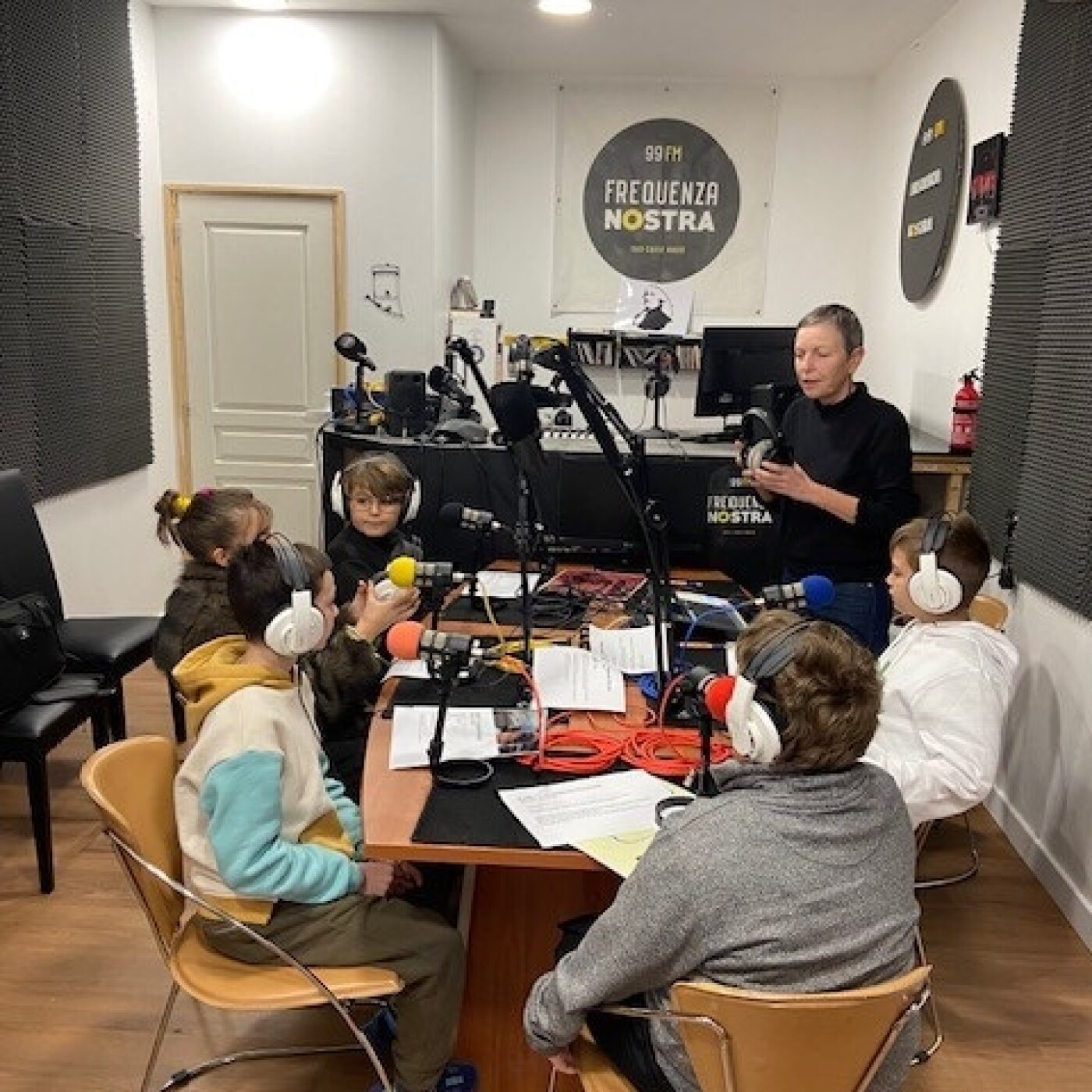 Les enfants débarquent sur Frequenza Nostra - Episode 1 episode artwork