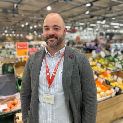 Un directeur d'hypermarché gère un lieu de vie avec des humains cover