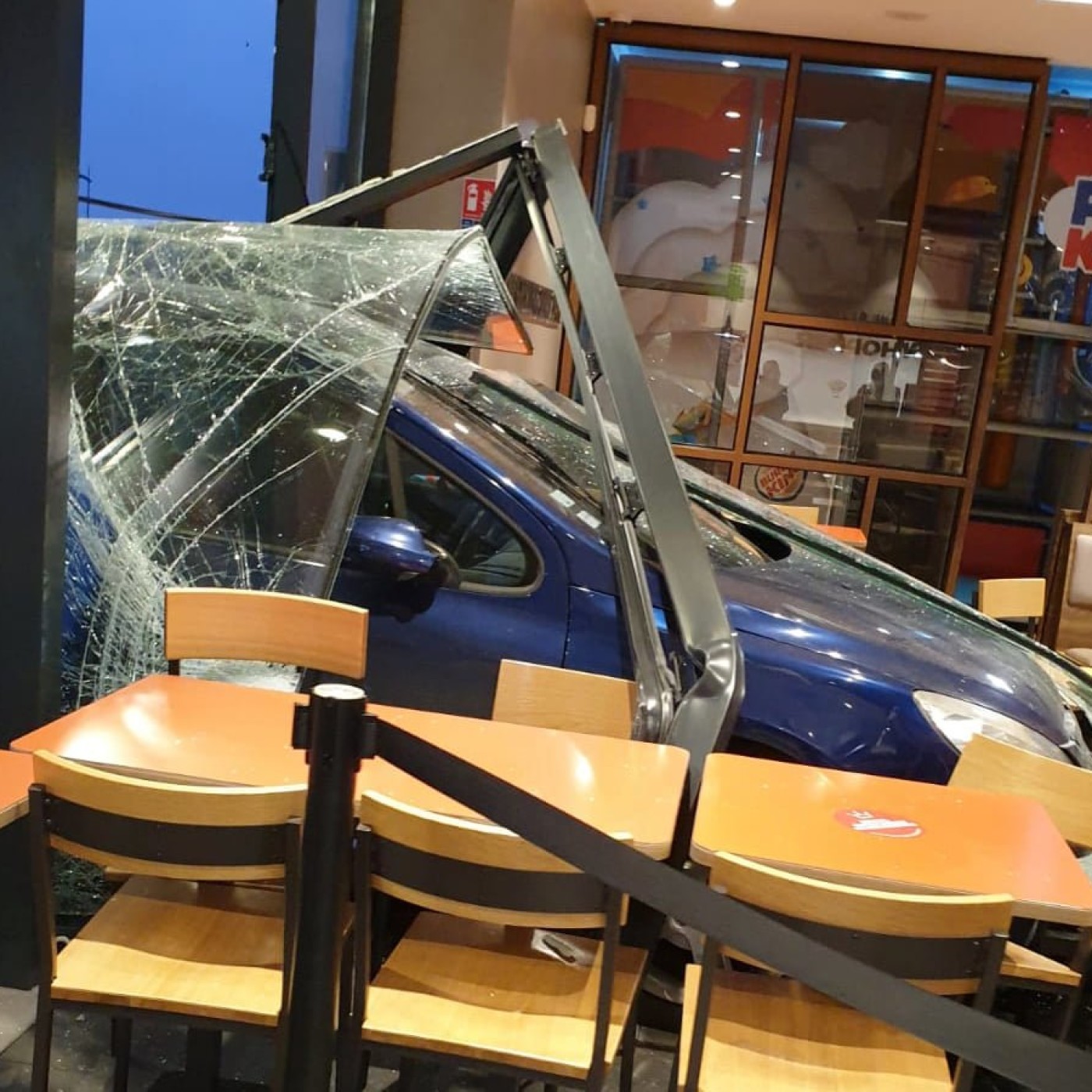 Affamé, il rentre dans le Burger King avec sa voiture ?