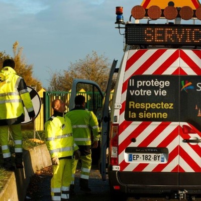 Sur l’A26, un homme en jaune sauve un chaton cover