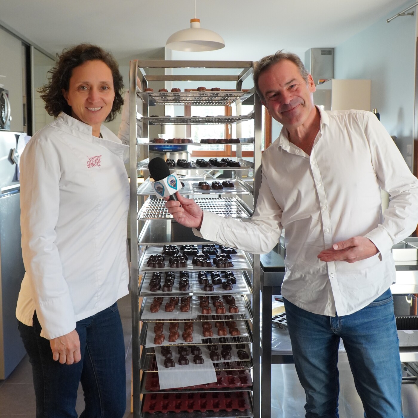 A Cazaux, Stéphanie Fourteau élabore dans son laboratoire des créations à base de chocolat episode artwork
