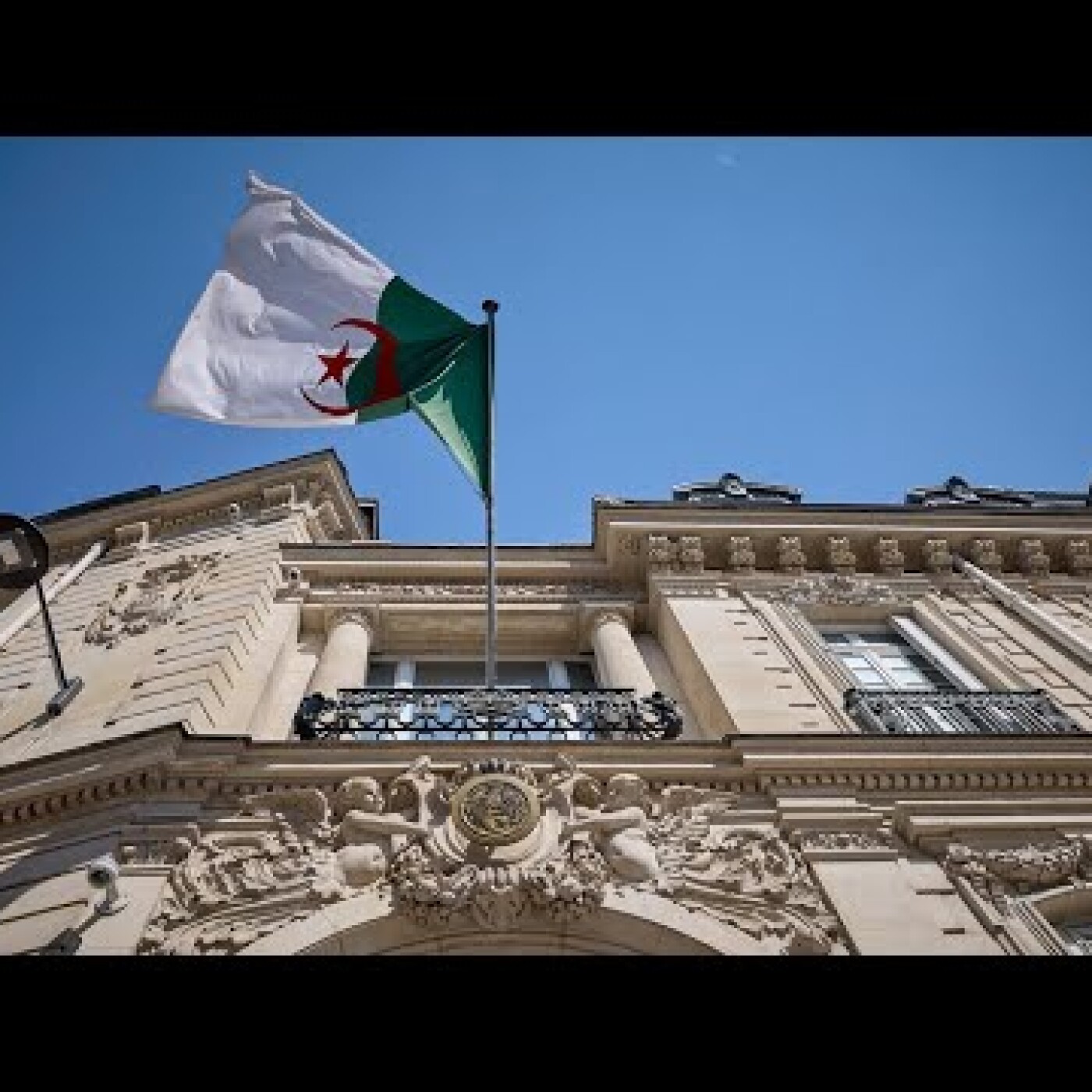L’Algérie répond violemment à la France et dénonce un chantage aux visas episode artwork