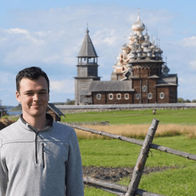 Julien parle des traditions qui diffèrent entre la France et la Russie cover