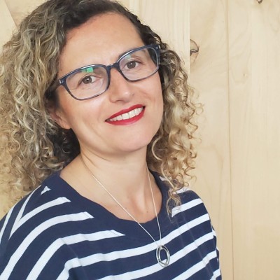 Julie est très bien installée à San Diego, Californie, USA - 12 07 2021 - StereoChic Radio cover