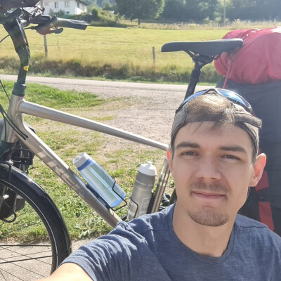 Théo sur son vélo cover
