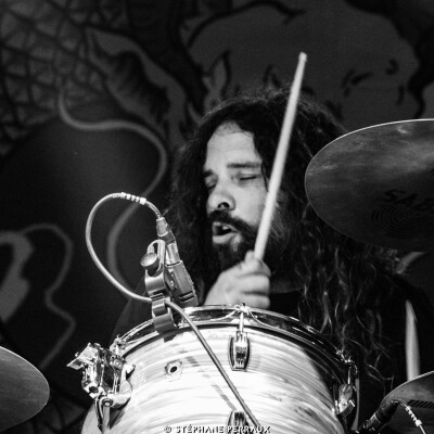 TODD PICKETT batteur de THE KILL DEVIL HILLS / AUSTRALIE / BINIC FOLKS BLUES FESTIVAL 2024 cover