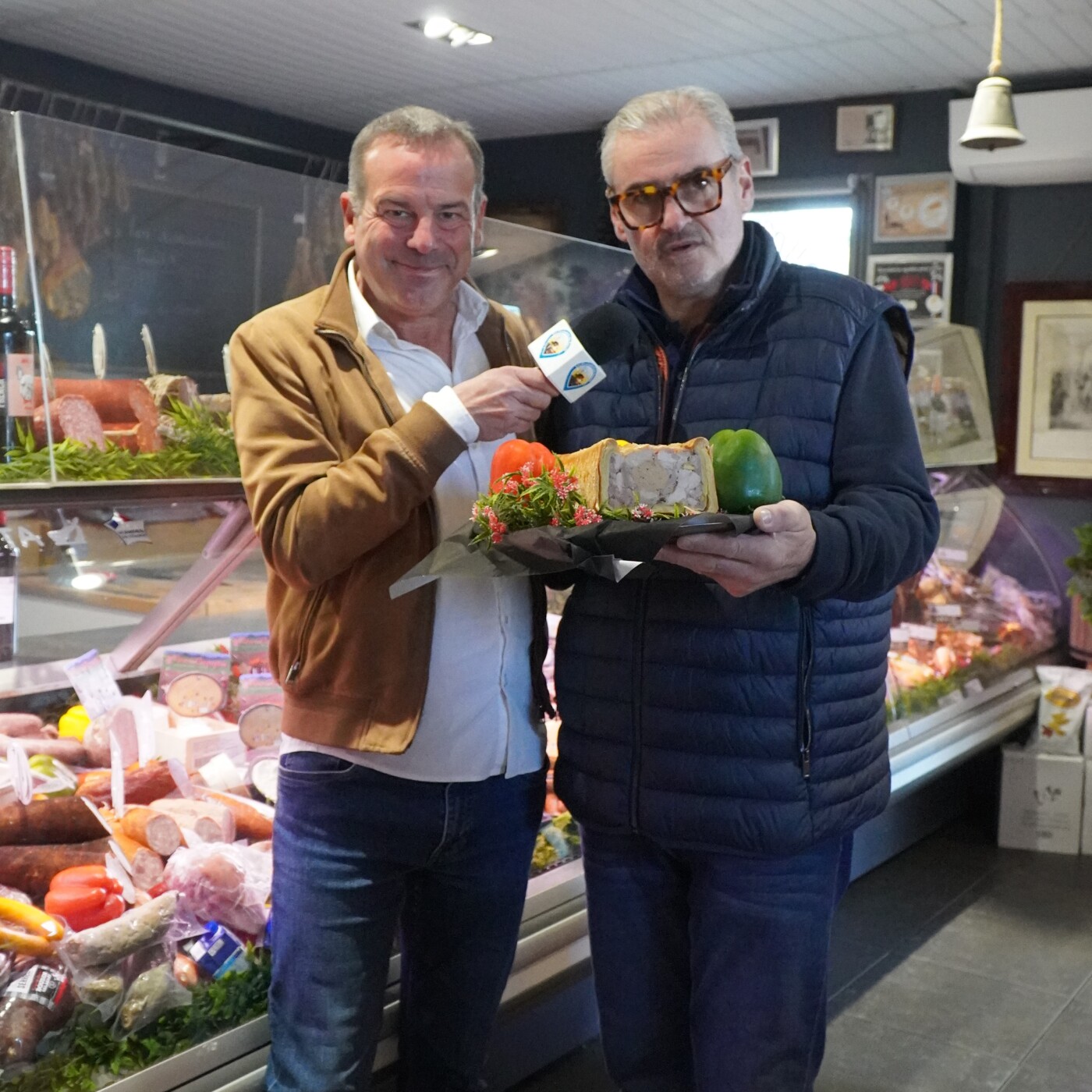 Depuis la Boucherie Aux 3 Cochons, Manu nous présente les volailles qu'il a sélectionnées chez les producteurs pour les fêtes episode artwork