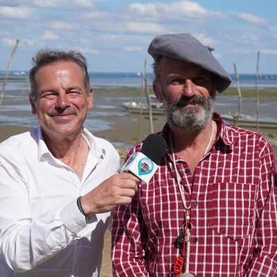 Au large de la plage du petit Piquey, Marc-Antoine Calonnes nous présente son hébergement insolite, La Villa Flottante du Ferret cover