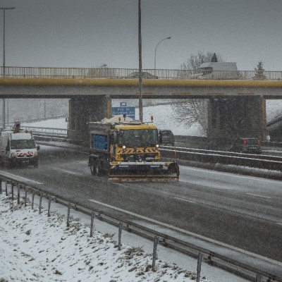 Neige : 80 Femmes et Hommes en jaune en alerte cover