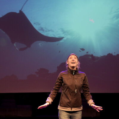 S02E33 Le Monde du silence gueule ! 1/4 : Un stand up pédagogique sur les océans ! (Julia Duchaussoy, comédienne, auteure) cover