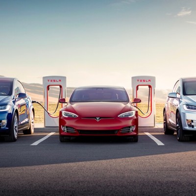 Tesla a ouvert ses superchargeurs... à tous les véhicules électriques cover