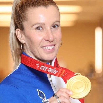 Sclérose en plaques,maternité et handicap invisible : Cécile Hernandez, maman et championne paralympique en snowboard cross - milano cortina cover