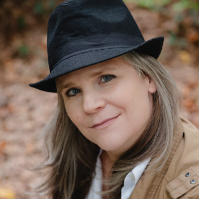 VIP - Ann Odine: Quand le chant soigne les douleurs cover
