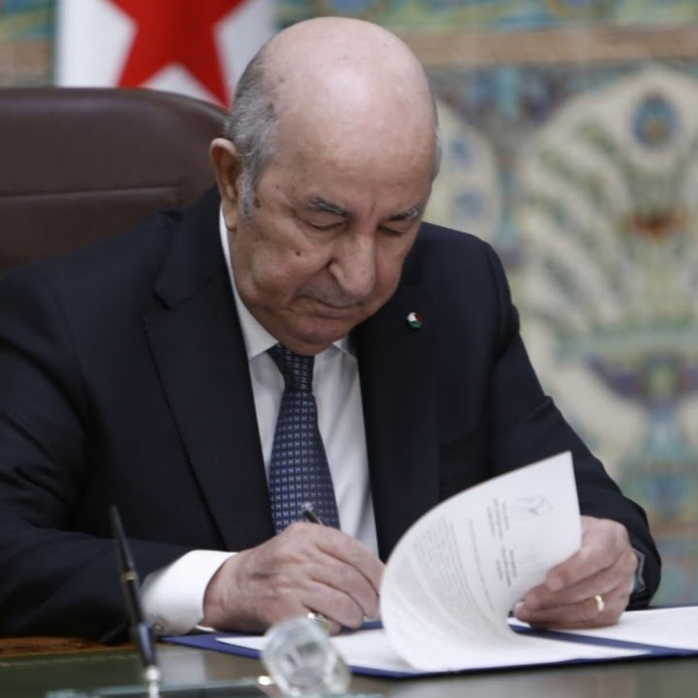 Il va dépenser 136 milliards $ en 2026 avec un baril à 65 $ : l’énorme coup de folie de Tebboune ! episode artwork