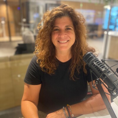 PODCAST Film sur le docteur Mukwebe - Muganga. Celui qui soigne - Réalisatrice - Marie-Hélène Roux - Sortie le 24 décembre cover