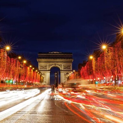 Paris s’illumine : balade féerique ou soirée cocooning devant Le Président foudroyé ! cover