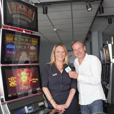 Armelle Moinet est hôtesse d'accueil depuis 6 ans au Casino JOA. Elle s'exprime sur son rôle qui la passione cover