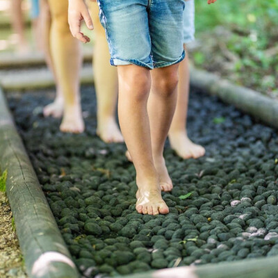 Randonnée pieds nus : découvrez les sentiers nature à tester en Grand-Est ! cover