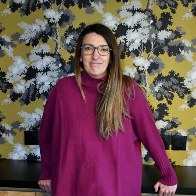 Maman avec la maladie de Parkinson : maternité, handicap visible et regard des autres | Témoignage Élodie – Fréquence Parents cover