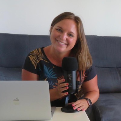 Kelly souffre la 1ére bougie de son podcast Fill'Expat - 12 10 2021 - StereoChic Radio cover