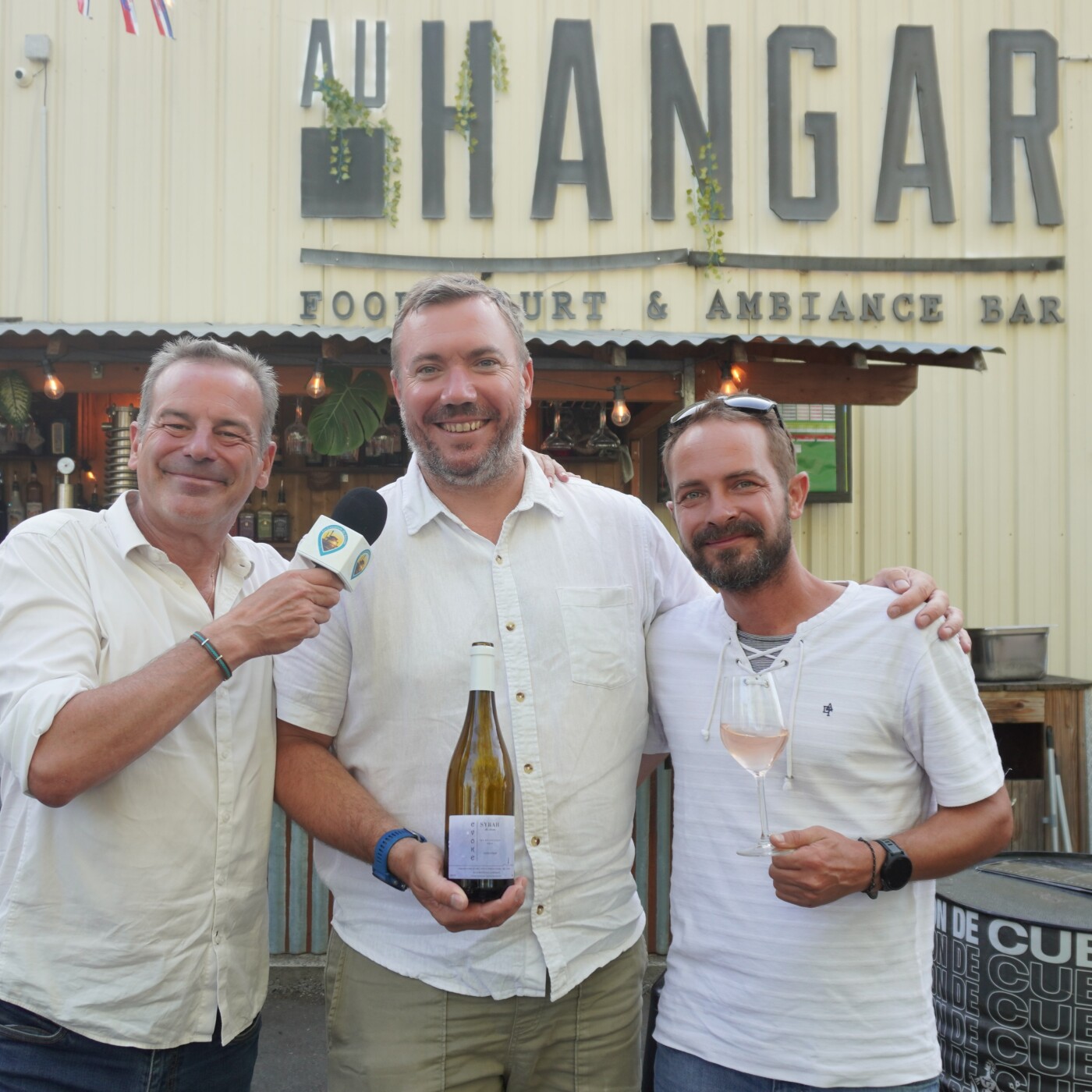 Dans le cadre de la Tournée d'été des Essentiels du Bassin, Daniel Eliceche a proposé une dégustation de vins au Hangar avec Julien Dhuit