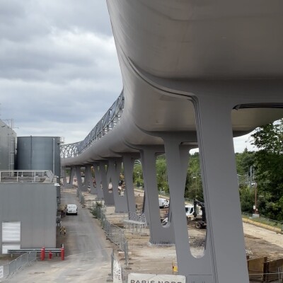 Au coeur du chantier : le viaduc de la ligne 17 du Grand Paris Express qui franchit 14 voies d'autoroutes cover