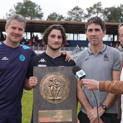 Julien Antonin, l'organisateur du Seven Pyla Rugby exprime sa grande satisfaction. Il est entouré des finalistes cover