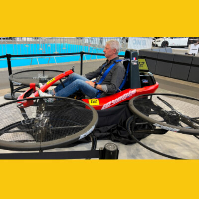 Retour vers le futur avec des kartings volants ! cover