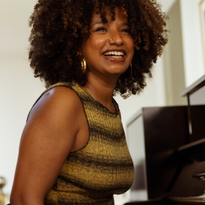 LINDA HELENDE: Entre Parcours & Révélations : Après 7ᵉ Ciel, elle dévoile Amber cover